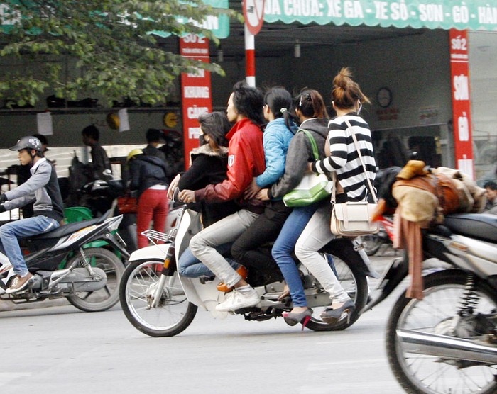 Không cố định địa điểm hoạt động, địa bàn của gái gọi ở Hà Nội đã phủ rộng hơn và điều này cũng đồng nghĩa với việc gái gọi thường xuyên "tung tăng'" trên nhiều tuyến phố.